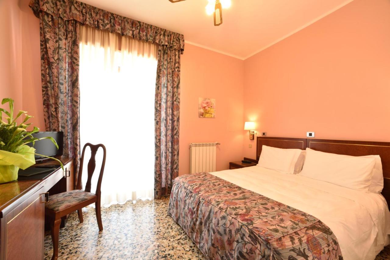 Hotel Bergamo Mare San Bartolomeo Al Mare Exterior foto