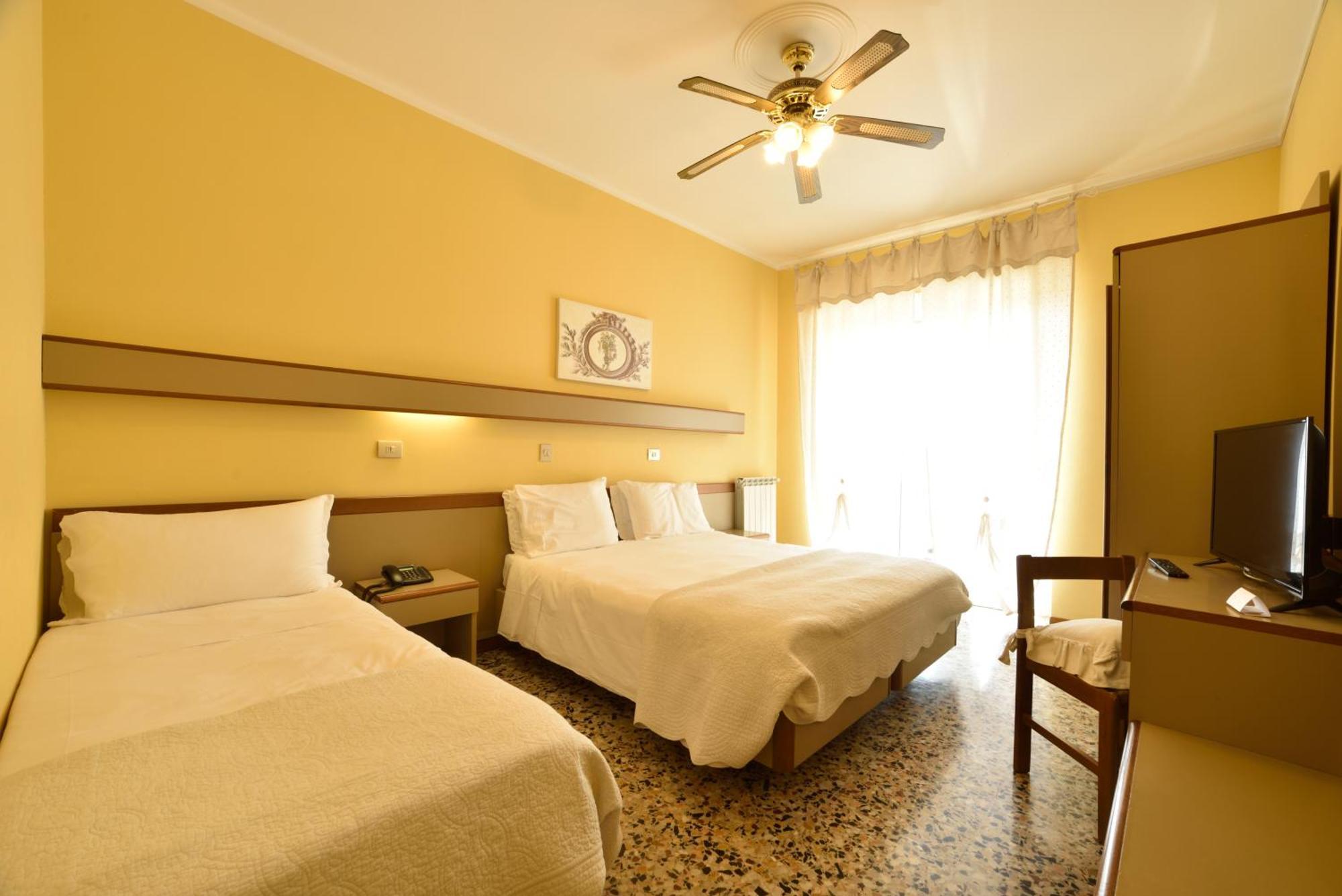 Hotel Bergamo Mare San Bartolomeo Al Mare Exterior foto